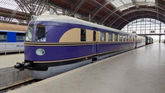 Zabytkowy pociąg SVT 137 na peronie 24 Dworca Głównego w Lipsku